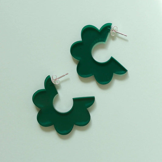 Scallop hoop earrings: Green