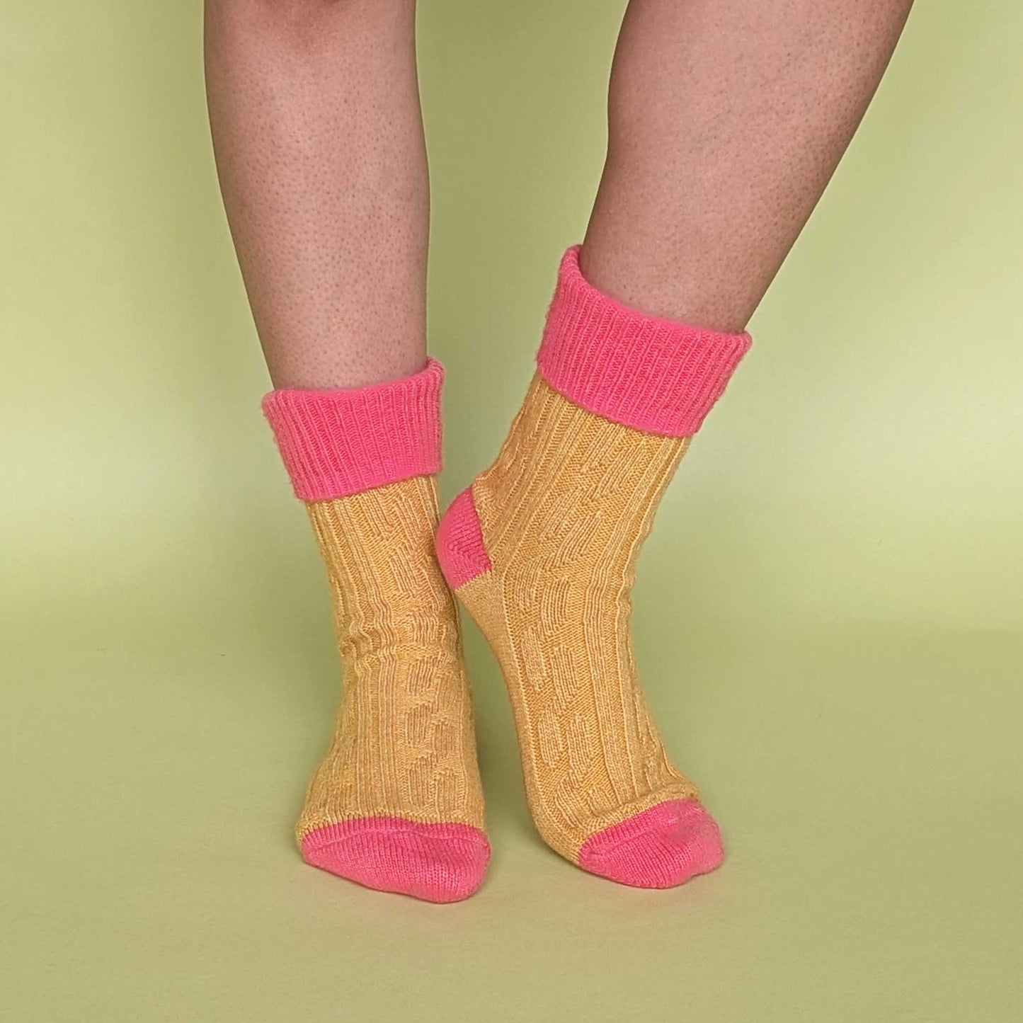 Cashmere Blend Slouch Socks: Lilac / bright blue