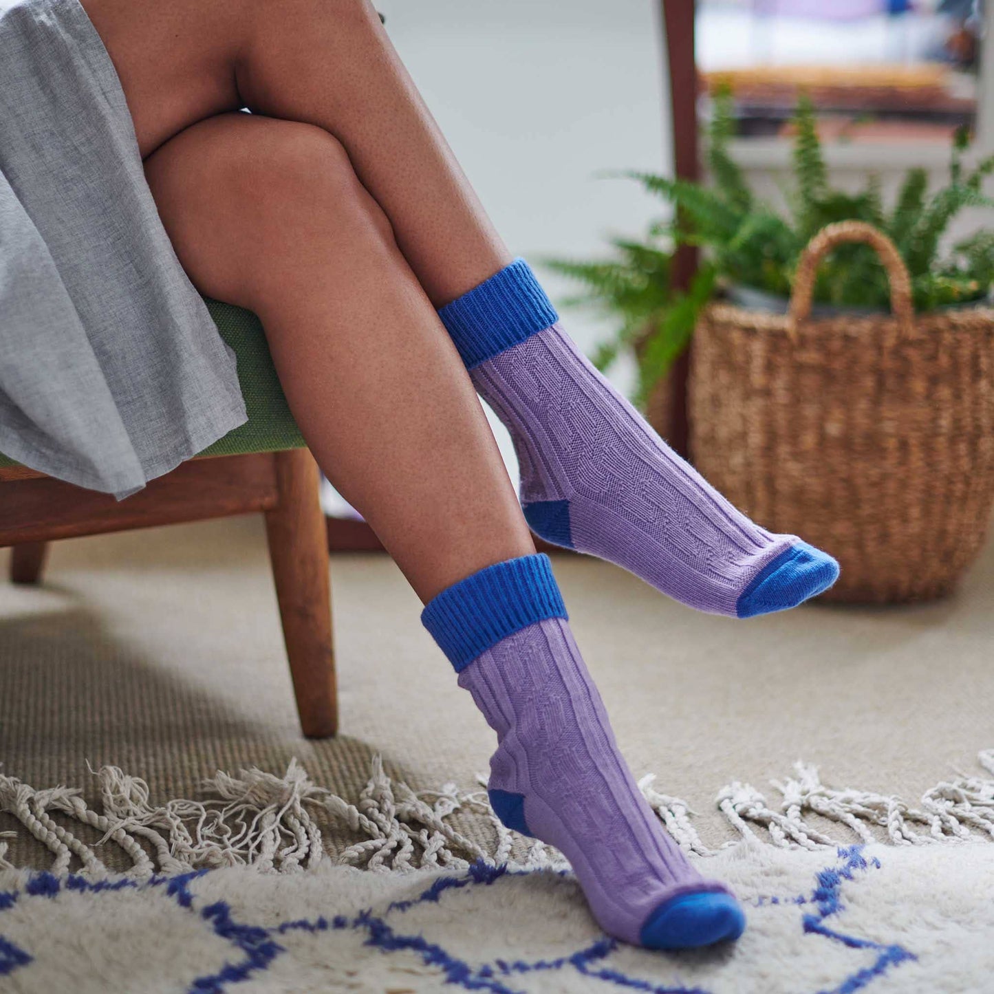 Cashmere Blend Slouch Socks: Lilac / bright blue